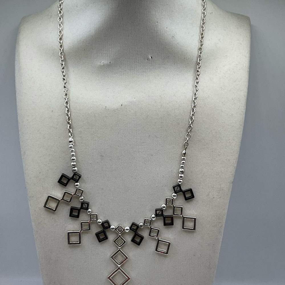 Chic Silver and Black Necklace with Geometric Design